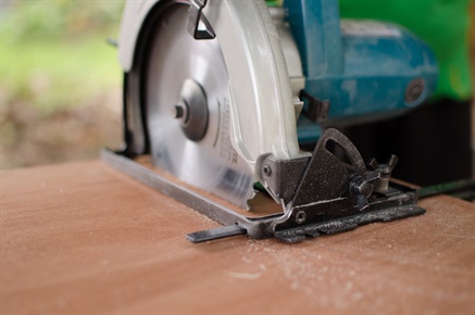 Sawing table top with circular saw