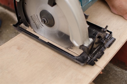 Sawing the under-table with circular saw